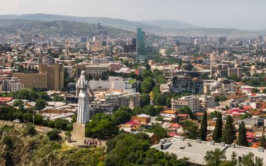 Gürcistan 'ın Annesi heykeliyle Tiflis' in hava manzarası