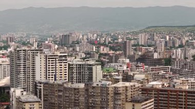 Yoğun konutları ve yüksek binaları olan Tiflis kentsel manzarası
