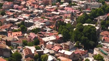 Terracotta çatıları ve kiliseleri olan eski Tiflis kasabası.