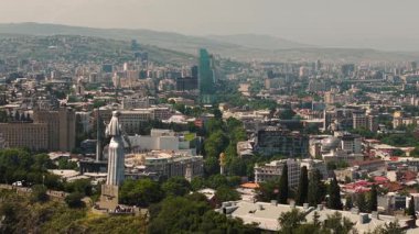 Gürcistan 'ın Annesi heykeliyle Tiflis' in hava manzarası