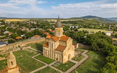 Samtavisi Katedrali, 11. yüzyıl Gürcistan Ortodoks Kilisesi kırmızı kiremitli ve taş duvarlı