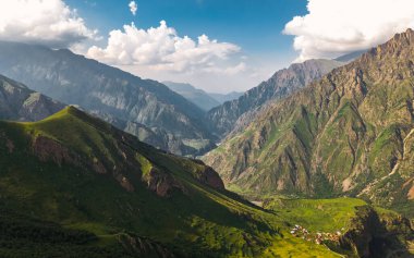 Gürcistan 'ın Stepantsminda köyü yakınlarındaki dağların ve vadinin havadan görünüşü