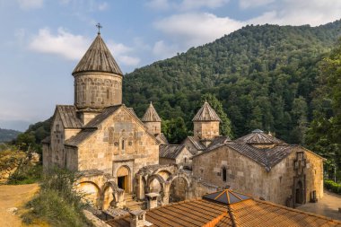 Ermenistan 'ın yemyeşil ormanlarıyla çevrili Ortaçağ Haghartsin Manastırı