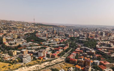 Güneşli bir günde Erivan şehri ve Şelale Kompleksi 'nin havadan görünüşü
