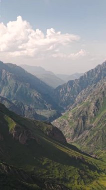 Gürcistan 'ın Stepantsminda köyü yakınlarındaki dağların ve vadinin havadan görünüşü. Dikey video