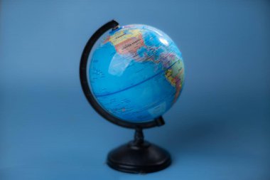 Mavi arkaplanda izole edilmiş dönen küreyi durdur.