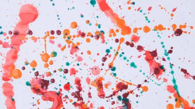 Soyut renkli suluboya fırça darbeleri. Beyaz kağıt üzerinde fırça sallayan soyut elementler.