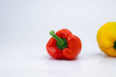 Beyaz arka planda izole edilmiş iki dolma biber. Beyaz arka planda çeşitli renklerde dolmalık biberler.