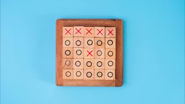 木制游戏板 泰克趾 字母X O和中间字母在蓝色背景上彼此不同 — 图库视频影像