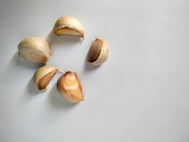 Sarımsak beyaz arka planda izole edilmiş. Bitkiler