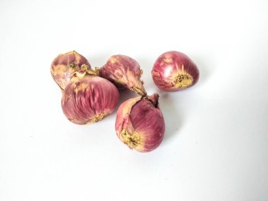 Kırmızı soğan beyaz arka planda izole edilmiş. Bitkiler