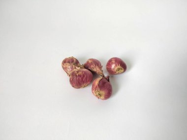 Kırmızı soğan beyaz arka planda izole edilmiş. Bitkiler