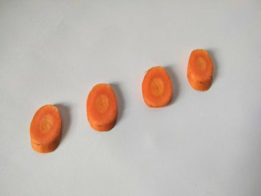 Beyaz arka planda izole edilmiş taze havuç dilimleri