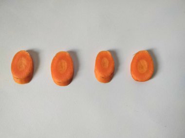 Beyaz arka planda izole edilmiş taze havuç dilimleri