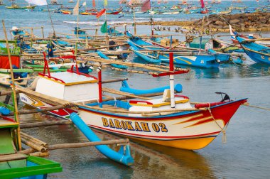 Banten, Endonezya - 02 Eylül 2023: Endonezya kıyılarında geleneksel balıkçı tekneleri