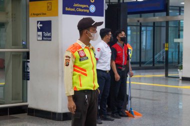 Jakarta - 15 Eylül 2023: İstasyon güvenlik görevlileri KRL İstasyonunda görevli