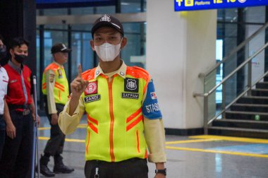 Jakarta - 15 Eylül 2023: İstasyon güvenlik görevlileri KRL İstasyonunda görevli