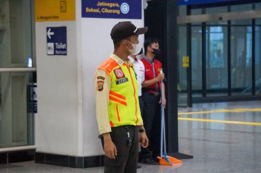 Jakarta - 15 Eylül 2023: İstasyon güvenlik görevlileri KRL İstasyonunda görevli