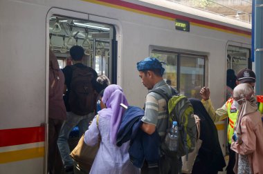 Jakarta, 15 Eylül 2023: KRL tren yolcuları tren kapısının önünde kalabalık bir şekilde toplandı