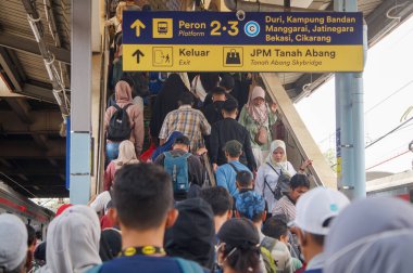 Jakarta - 15 Eylül 2023: Tanah Abang İstasyonu 'nda KRL yolcuları