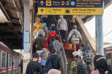 Jakarta - 15 Eylül 2023: Tanah Abang İstasyonu 'nda KRL yolcuları