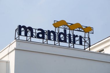 Jakarta 25 Eylül 2023 - Mandiri Bankası logosu binanın tepesinde