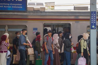 Jakarta - 15 Eylül 2023: Tanah Abang İstasyonu 'nda KRL yolcuları