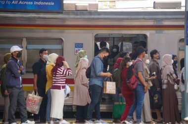 Jakarta - 15 Eylül 2023: Tanah Abang İstasyonu 'nda KRL yolcuları