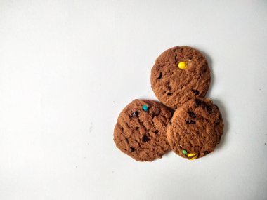 Çikolata parçalı kurabiye izole beyaz arka plan 