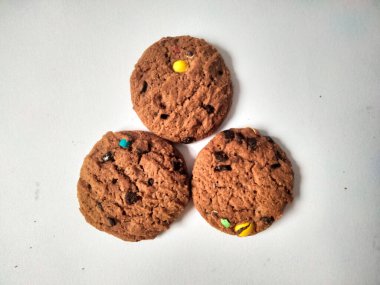 Çikolata parçalı kurabiye izole beyaz arka plan 