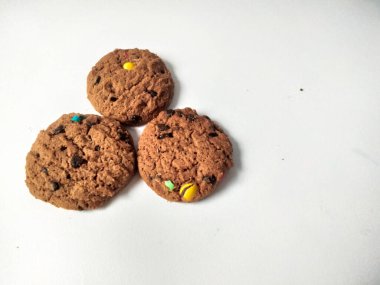 Çikolata parçalı kurabiye izole beyaz arka plan 