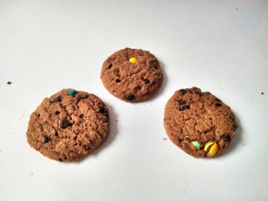 Çikolata parçalı kurabiye izole beyaz arka plan 