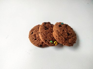 Çikolata parçalı kurabiye izole beyaz arka plan 