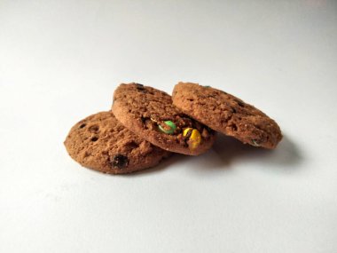 Çikolata parçalı kurabiye izole beyaz arka plan 