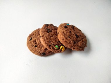 Çikolata parçalı kurabiye izole beyaz arka plan 