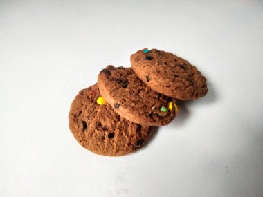 Çikolata parçalı kurabiye izole beyaz arka plan 