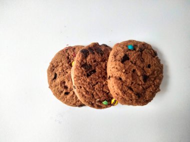 Çikolata parçalı kurabiye izole beyaz arka plan 