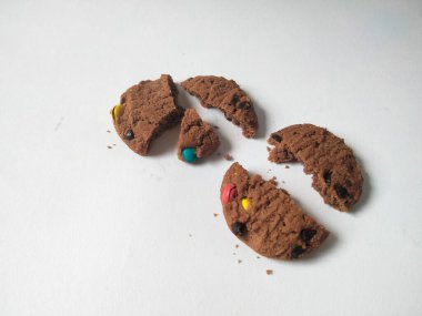 Çikolata parçalı kurabiye izole beyaz arka plan 