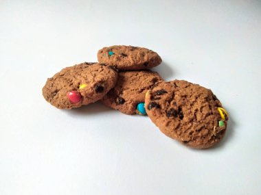 Çikolata parçalı kurabiye izole beyaz arka plan 