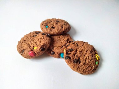 Çikolata parçalı kurabiye izole beyaz arka plan 