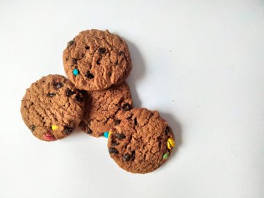 Çikolata parçalı kurabiye izole beyaz arka plan 