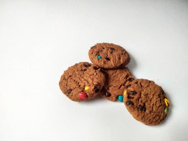 Çikolata parçalı kurabiye izole beyaz arka plan 