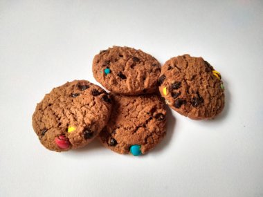 Çikolata parçalı kurabiye izole beyaz arka plan 