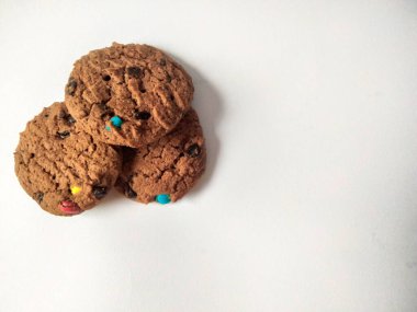 Çikolata parçalı kurabiye izole beyaz arka plan 