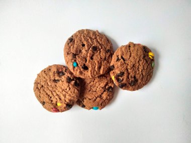 Çikolata parçalı kurabiye izole beyaz arka plan 