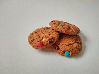 Çikolata parçalı kurabiye izole beyaz arka plan 