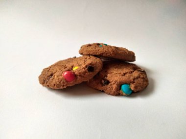 Çikolata parçalı kurabiye izole beyaz arka plan 