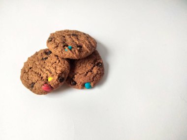 Çikolata parçalı kurabiye izole beyaz arka plan 