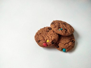 Çikolata parçalı kurabiye izole beyaz arka plan 