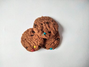 Çikolata parçalı kurabiye izole beyaz arka plan 